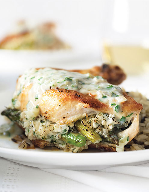 Poulet farci d’asperges et nappé d’une sauce au vin blanc et aux échalotes