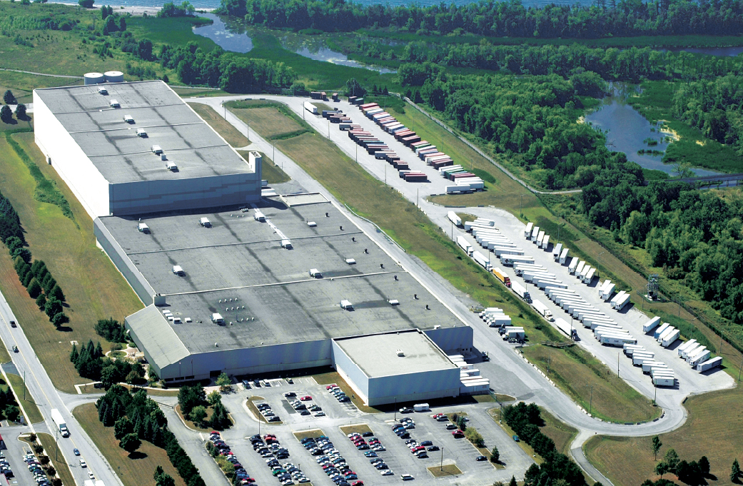 Vue aérienne de l’un des 4 centres de distribution de la LCBO. La photo montre un magnifique paysage verdoyant entourant le centre de distribution.