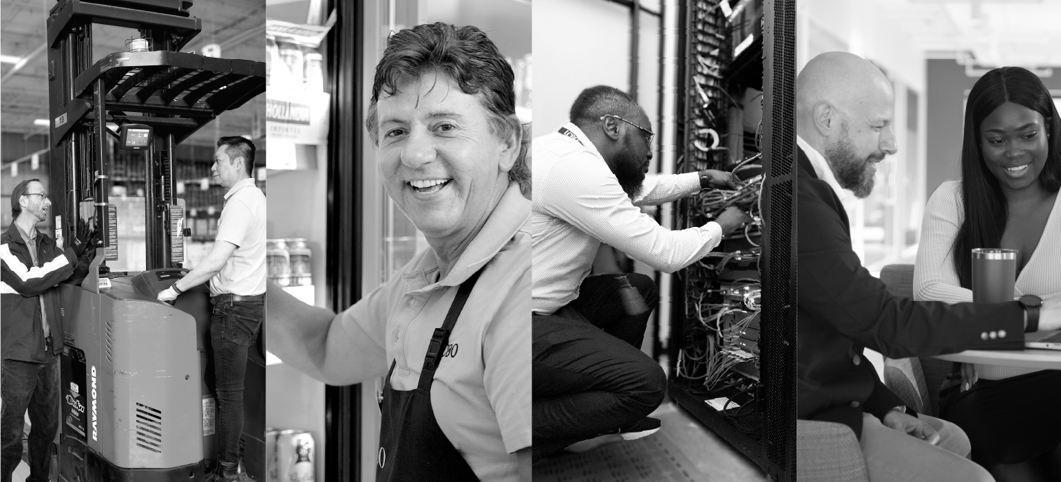 Une photo en noir et blanc avec 4 images différentes fusionnées montrant des employés réels dans un entrepôt utilisant un chariot élévateur, dans une succursale de détail mettant de la bière en rayon, au siège social réparant un serveur et au siège social organisant une réunion. Tout le monde sourit et prend plaisir à travailler.