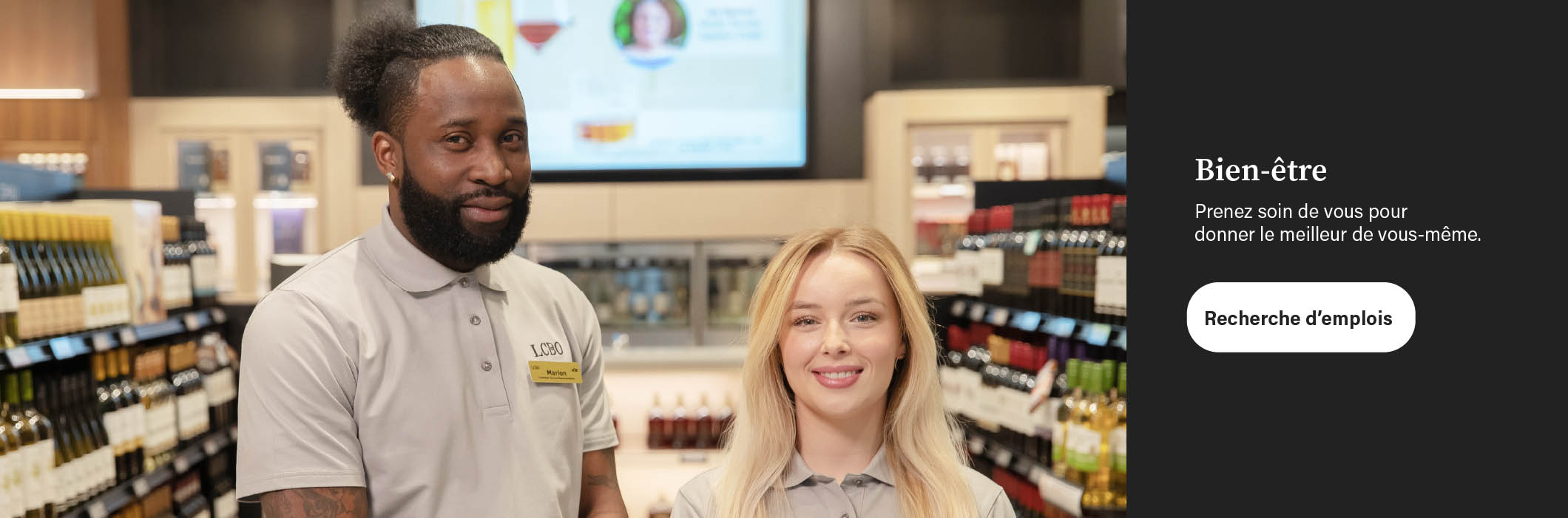 Deux employés souriants de la LCBO, debout dans une succursale de détail, représentent le service à la clientèle amical et l’atmosphère accueillante de la LCBO.