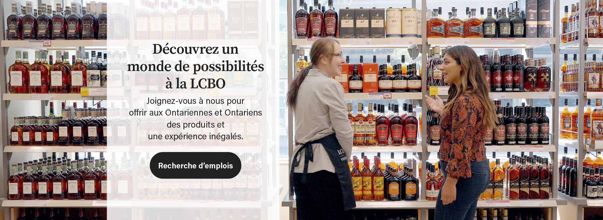 Un employé de la LCBO et une cliente discutent devant un présentoir de whisky. Le message est le suivant : un monde de possibilités s’offre à vous, il vous suffit de cliquer sur le lien pour trouver les emplois disponibles à la LCBO.