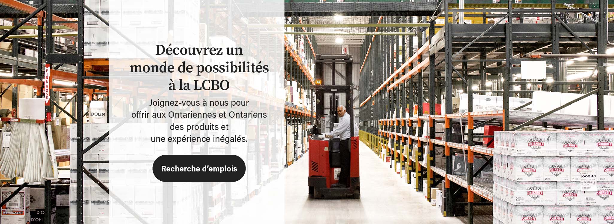 Un employé de la LCBO debout sur un chariot élévateur dans l’entrepôt, en train de déplacer des caisses. Le message est le suivant : un monde de possibilités s’offre à vous, il vous suffit de cliquer sur le lien pour trouver les emplois disponibles à la LCBO.