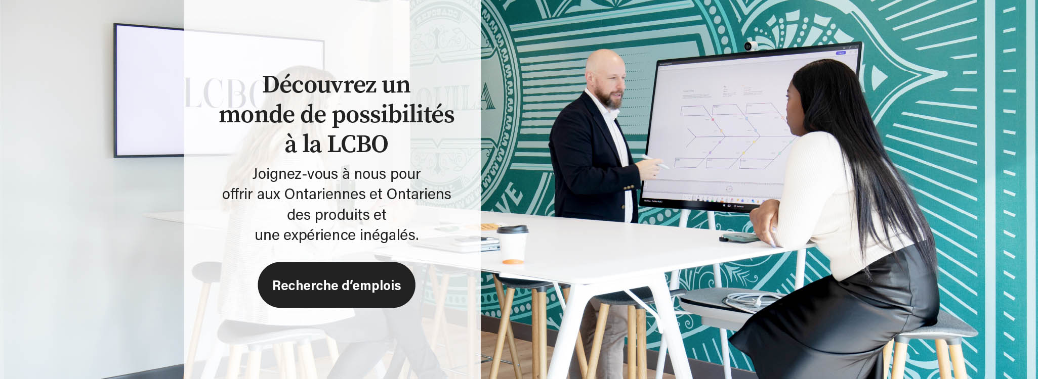Un employé collaborant avec deux collègues devant un tableau blanc au siège social de la LCBO. Le message est le suivant : un monde de possibilités s’offre à vous, il vous suffit de cliquer sur le lien pour trouver les emplois disponibles à la LCBO.